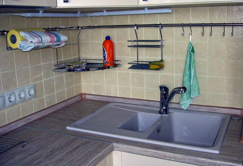 Liquide à vaisselle sur une étagère suspendue pratique