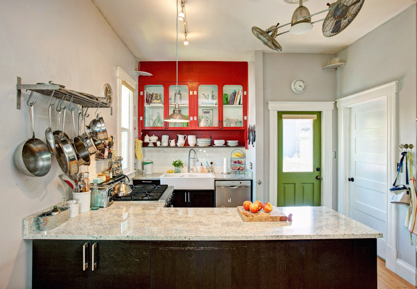 Interiorul bucătăriei cu rafturi din balustradă din oțel inoxidabil