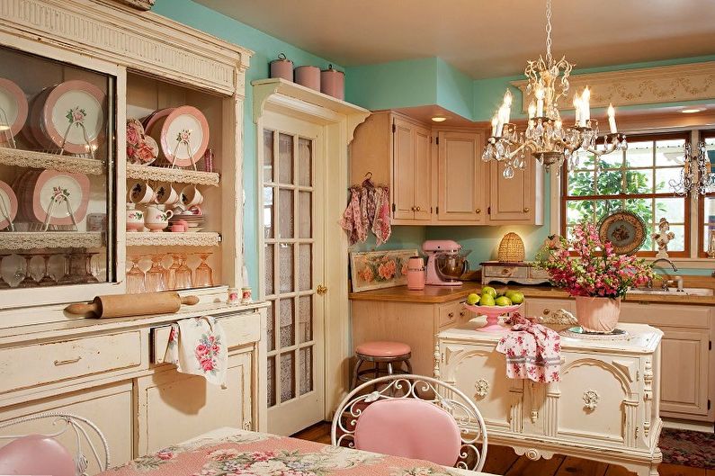 Culoare roz în interiorul bucătăriei în stil Provence