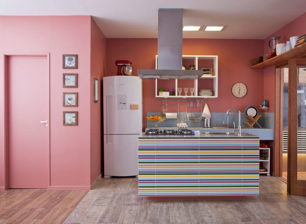 Pink walls in the interior of a modern kitchen