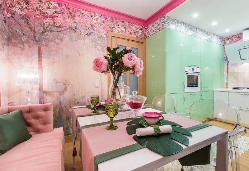 Interiorul bucătăriei cu tapet roz și un set verde