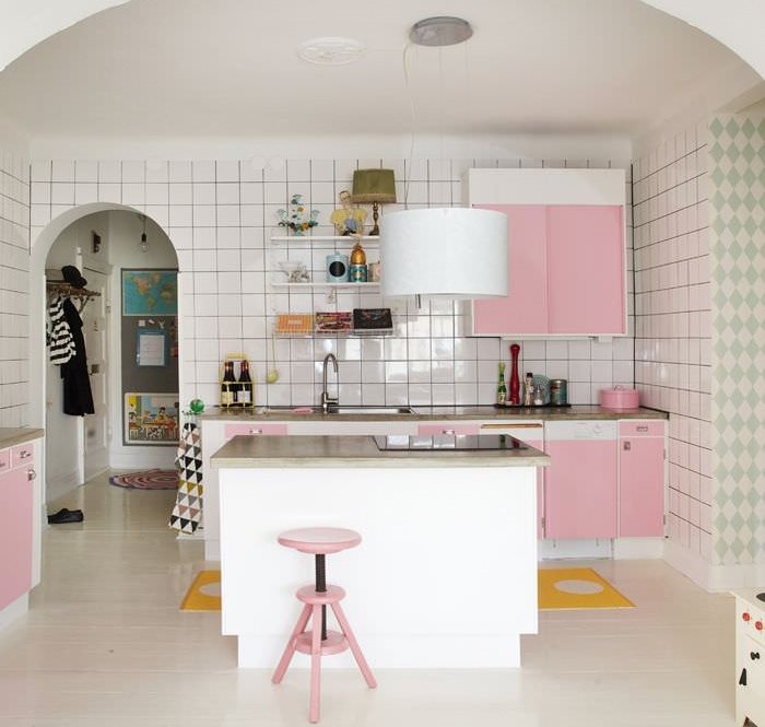 Zona de lucru din bucătărie cu mobilier roz