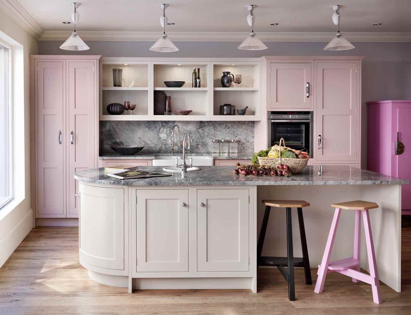 Interiorul roz modern al bucătăriei