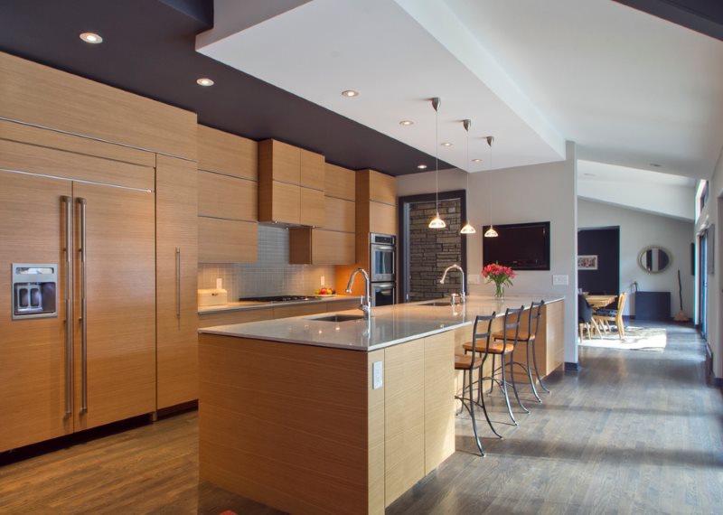 Bucătărie modernă cu tavan gips-carton gri și alb