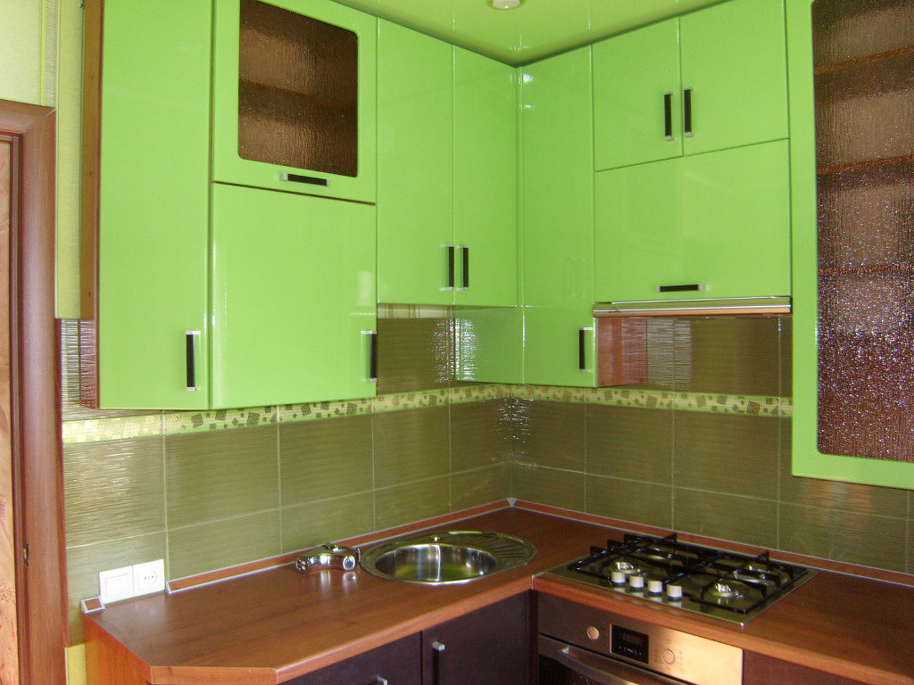 Žali virtuvės spintelių priekiai iki lubų