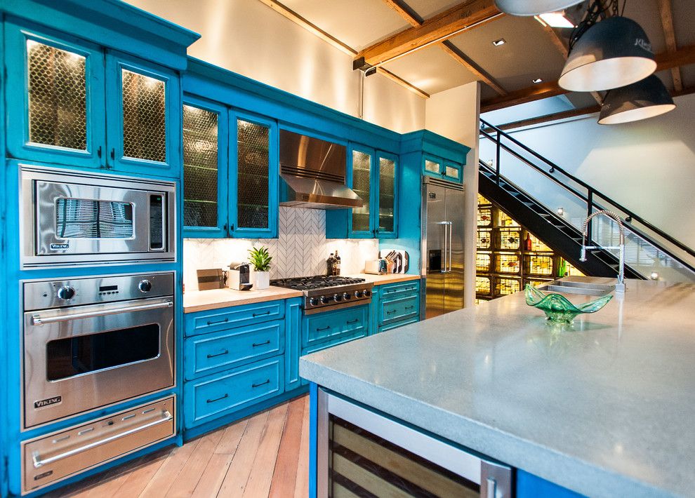 مجموعة خطية باللون الأزرق في غرفة المعيشة في المطبخ في منزل خاص