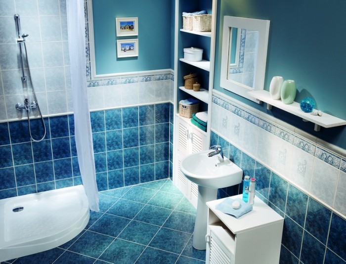 חדר אמבטיה כחול.