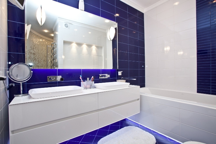 חדר אמבטיה מבריק כחול.