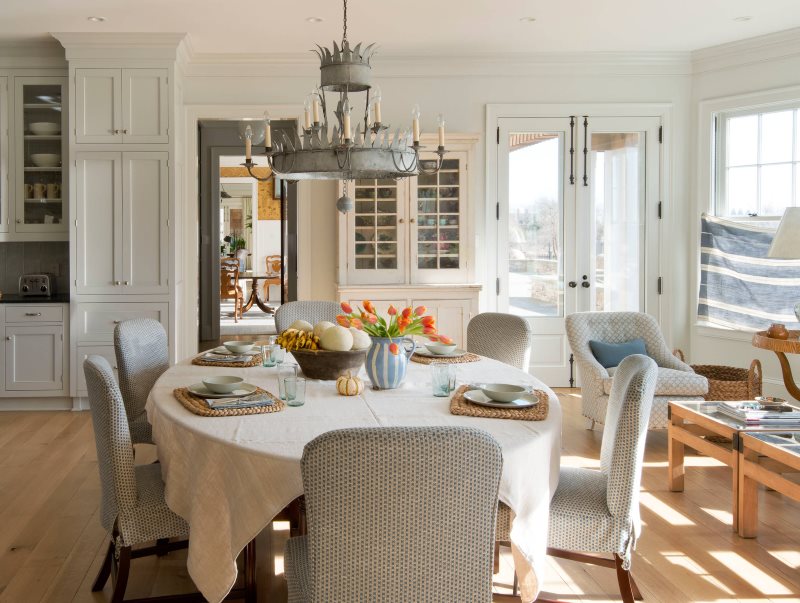 Klasisks virtuves interjers ar baltu galdautu uz galda