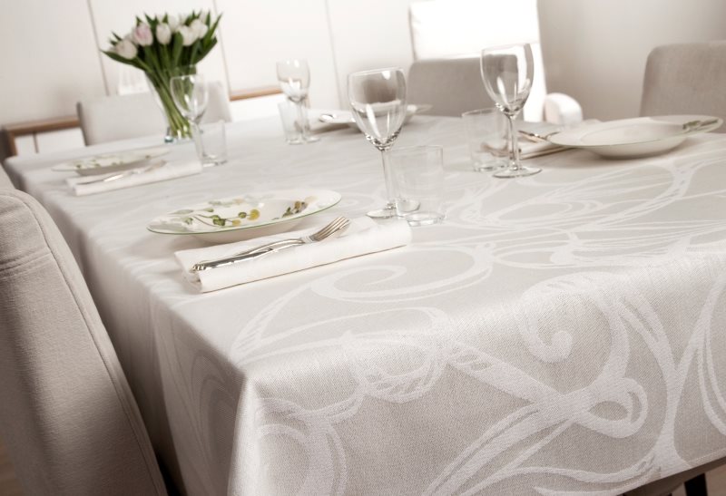 Making a kitchen table with a natural linen tablecloth