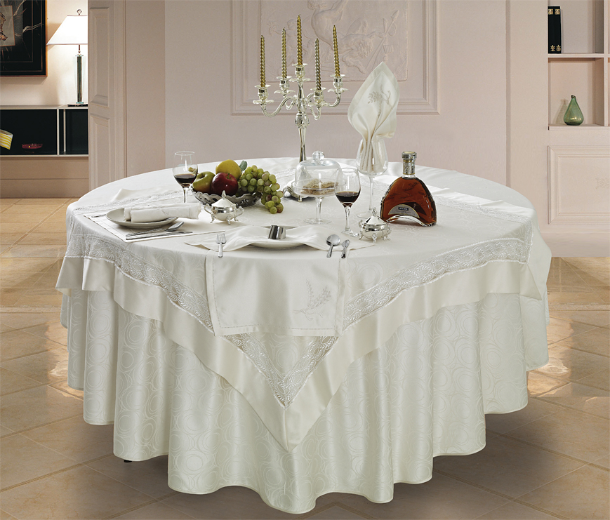 تزيين طاولة المطبخ مع مفرش المائدة احتفالي باللون الأبيض