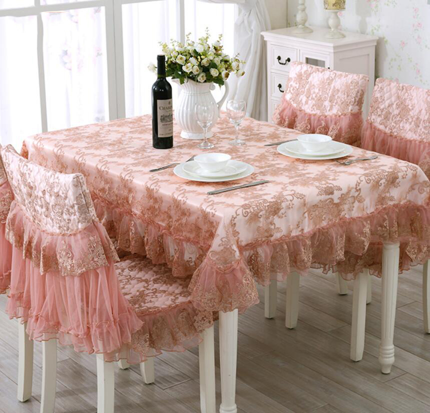 ผ้าปูโต๊ะผ้าไหมสีชมพูบนโต๊ะในครัว