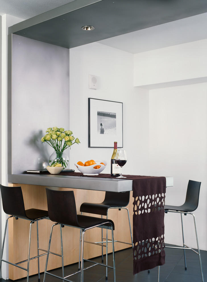 Față de masă simplă îngustă într-o bucătărie în stil minimalist