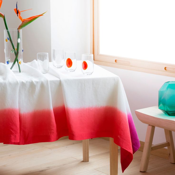 แถบสีสดใสบนผ้าปูโต๊ะในครัว