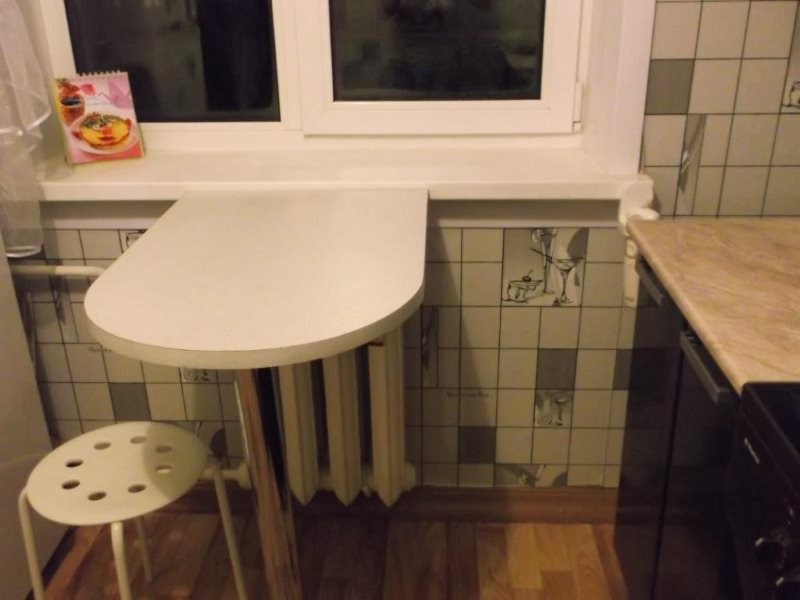 Kompaktiškas stalas prie virtuvės lango Chruščiovoje