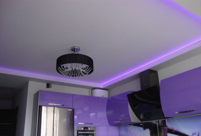 Niche lilas au plafond de la cuisine