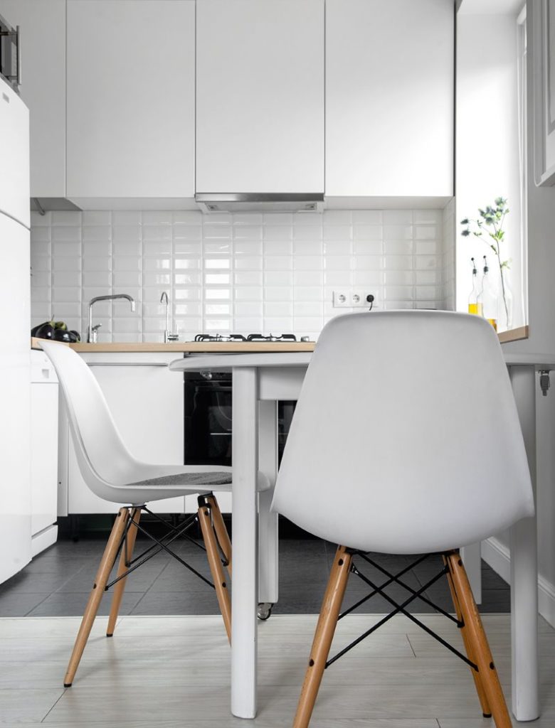 Spatele albe ale scaunelor de bucătărie