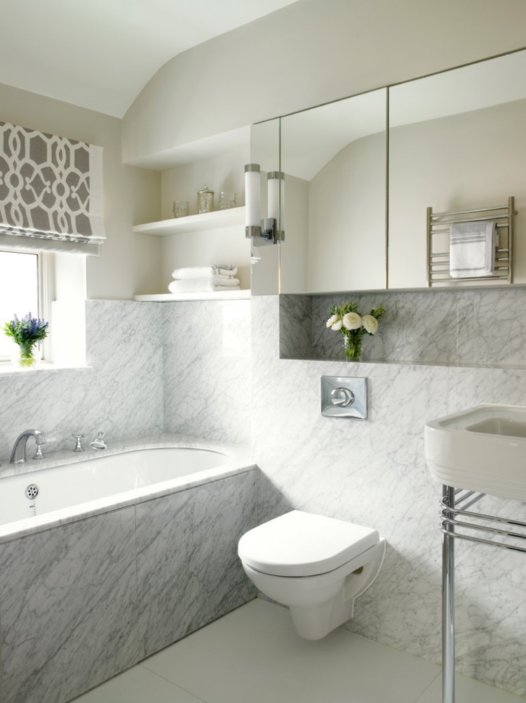 Balts marmors uz vannas istabas sienas ar logu
