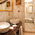 כיורי קרמיקה בחדר האמבטיה בסגנון מזרח