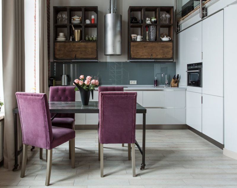 Ljubičaste stolice u kuhinji u obliku slova L