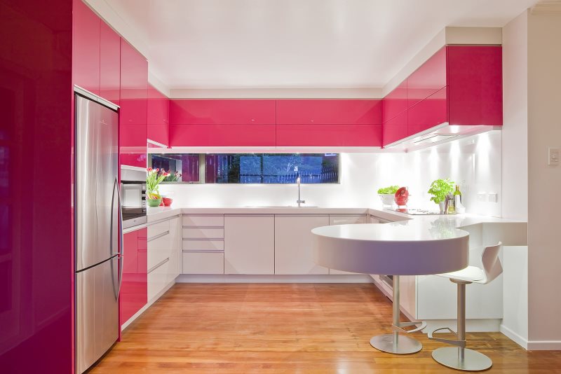 Bucătărie în formă de U cu dulapuri roz strălucitoare