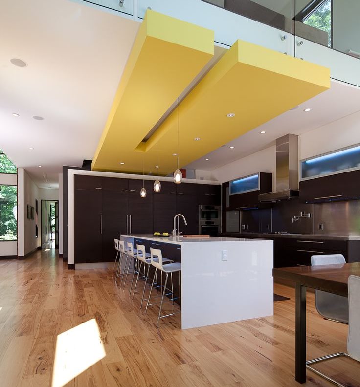 Design galben pe tavanul bucătăriei-sufragerie într-o casă privată