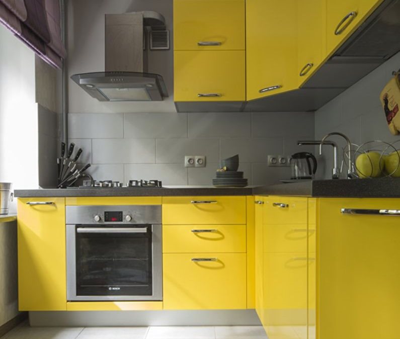 Bucătărie în colț cu fațade galbene