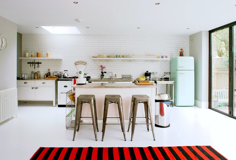 Bright striped rug in the interior of the kitchen