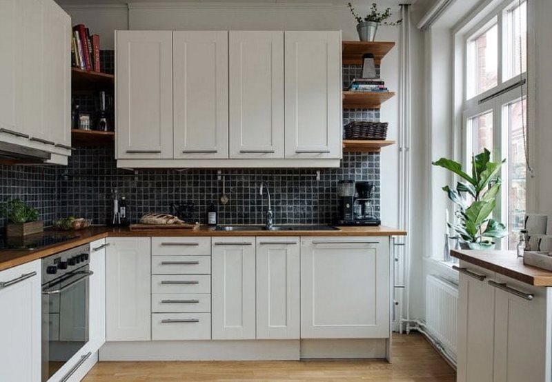 Baltas virtuves dizains 9 kvadrātmetru platībā bez aizkariem uz loga