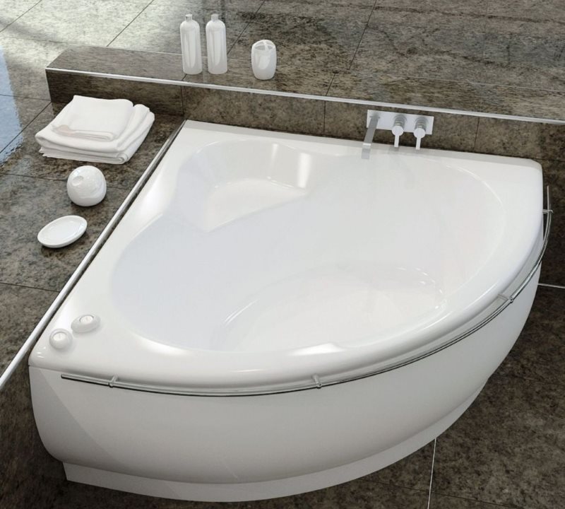 אמבטיה פינתית מברזל יצוק לחדר אמבטיה קטן