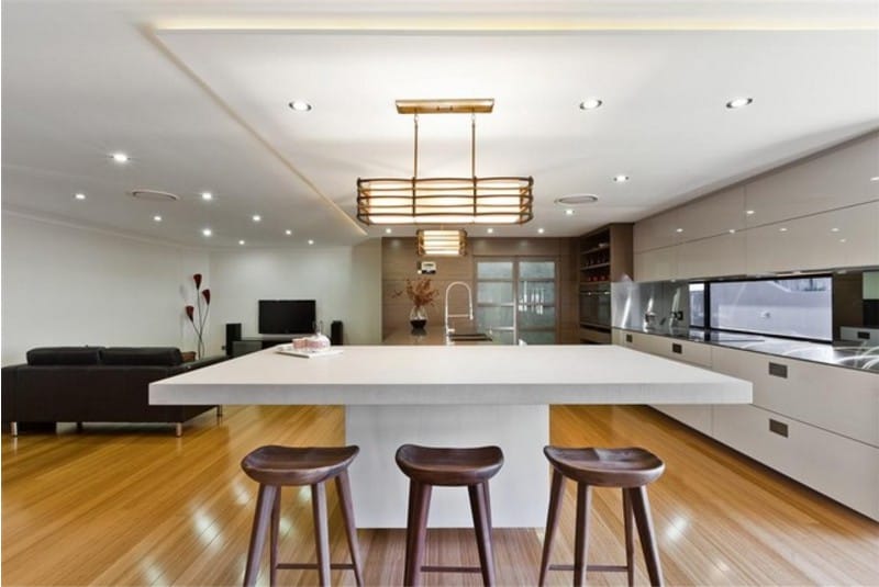 Plancher en bois laqué dans une cuisine avec plafond blanc