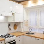 Bucătărie luminoasă cu mobilier alb