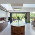 Design de bucătărie cu geamuri panoramice