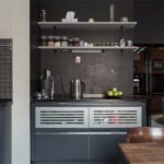 Tạp dề màu xám trong nhà bếp của một ngôi nhà nông thôn