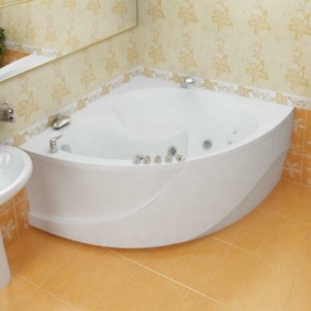 אמבטיה אקרילית לבנה על רצפת קרמיקה