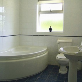 الحمام الداخلية مع نافذة في الجدار