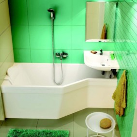 אינסטלציה לבנה בחדר אמבטיה עם קירות ירוקים