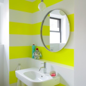 פסים צהובים על קיר לבן בחדר האמבטיה