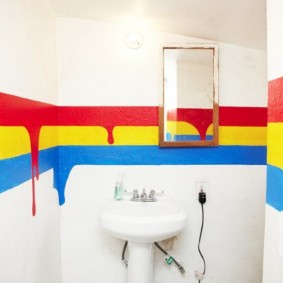 עיצוב קיר מקורי בחדר האמבטיה