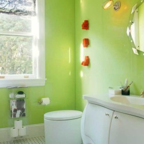 مرحاض أبيض في غرفة ذات جدران خضراء