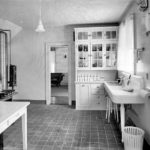Interiorul bucătăriei rustice alb-negru