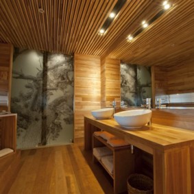 בטנת תקרה מעץ בחדר האמבטיה המשולב
