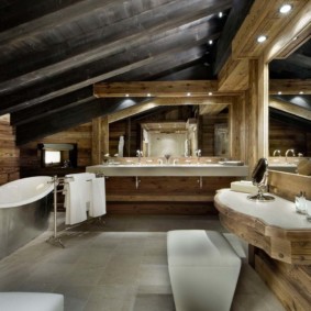 תכנון חדר אמבטיה בעליית הגג של בית כפרי