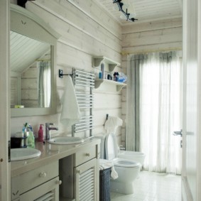 חדר אמבטיה צר עם חלון קצה