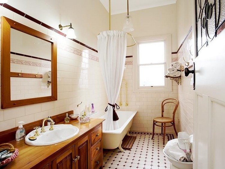 פנים חדר אמבטיה צר עם קירות לבנים