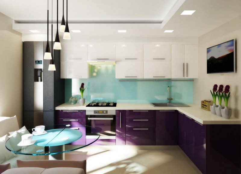 Stūra virtuve ar purpura apakšu un baltu augšpusi