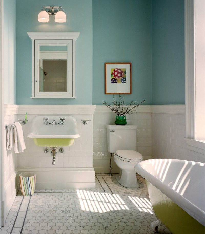 קירות צבועים כחולים בחדר האמבטיה