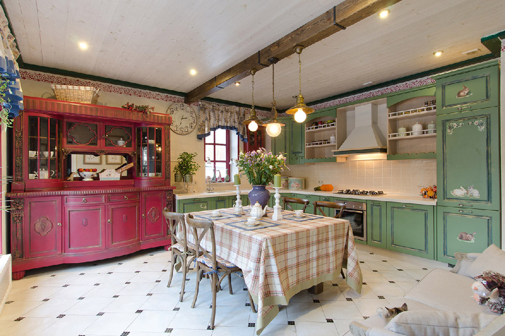 Bucătărie spațioasă în stil Provence, cu zonă de luat masa