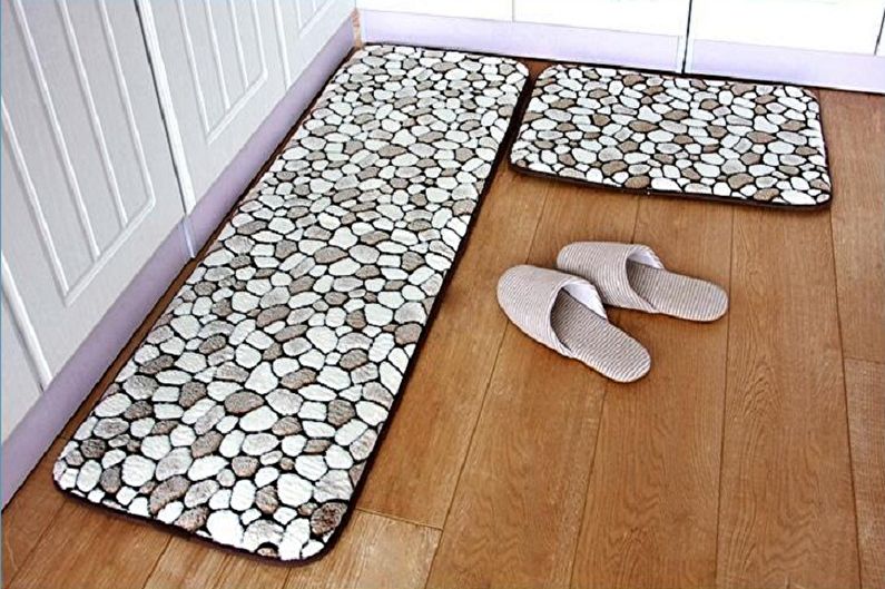 Une paire de petits tapis devant les armoires de cuisine