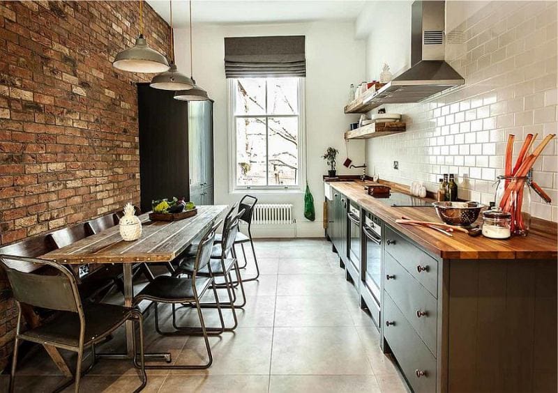 Hiasan dinding kontras di dapur sempit